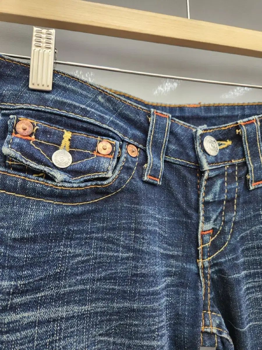 美品 トゥルーレリジョン TRUERELIGIONセルビッジ ブーツカットデニム