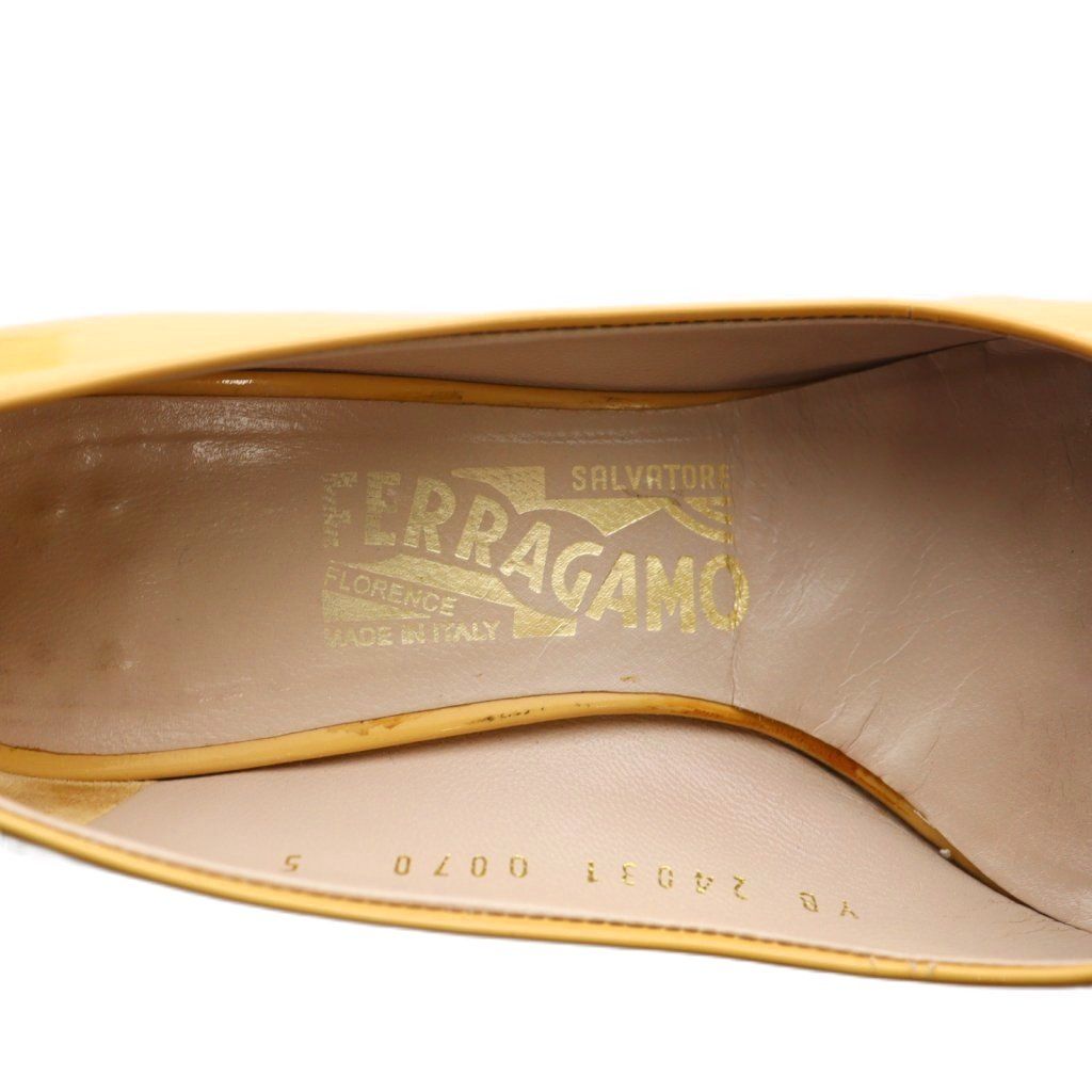 着用1回 サルヴァトーレフェラガモ ベージュ エナメル パンプス リボン ヴァラ サルヴァトーレフェラガモ Salvatore Ferragamo ヴァラリボン パンプス