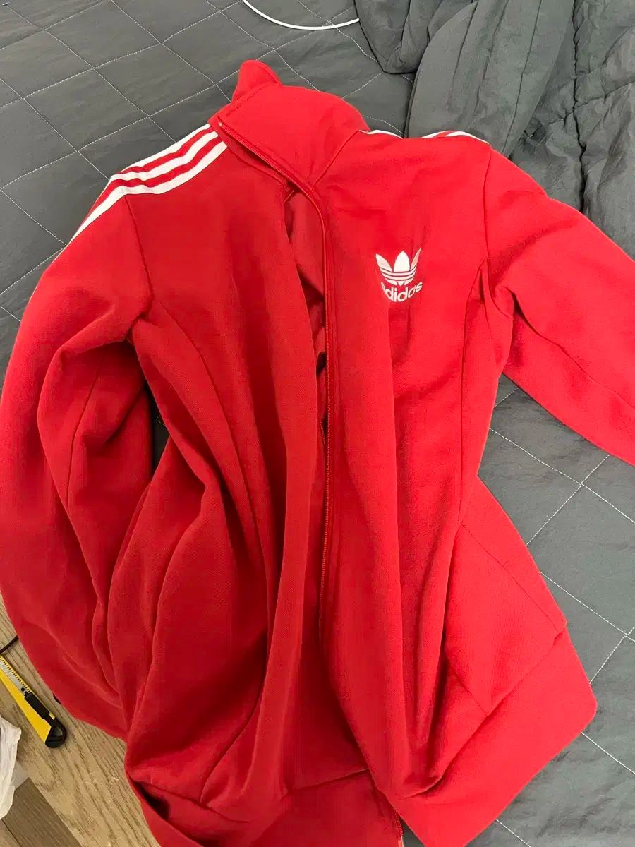 アディダス　刺繍　105 ファイアーバード　ジャージ　ジャケット　スポーツ　赤 アディダス ジャージ 105 アディダス 刺繍 105 ファイアーバード