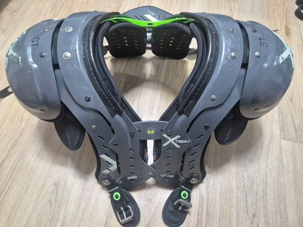 迷サッカー XTECH ショルダーパッド S サイズ - メルカリ
