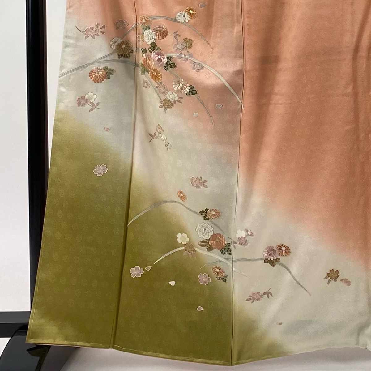 上品な印象の訪問着薄いベージュ さくら・梅・あやめ・藤・菊の刺繍金箔袷伊達襟付 上品な印象の訪問着薄いベージュ さくら・梅・あやめ・藤・菊の刺繍金箔