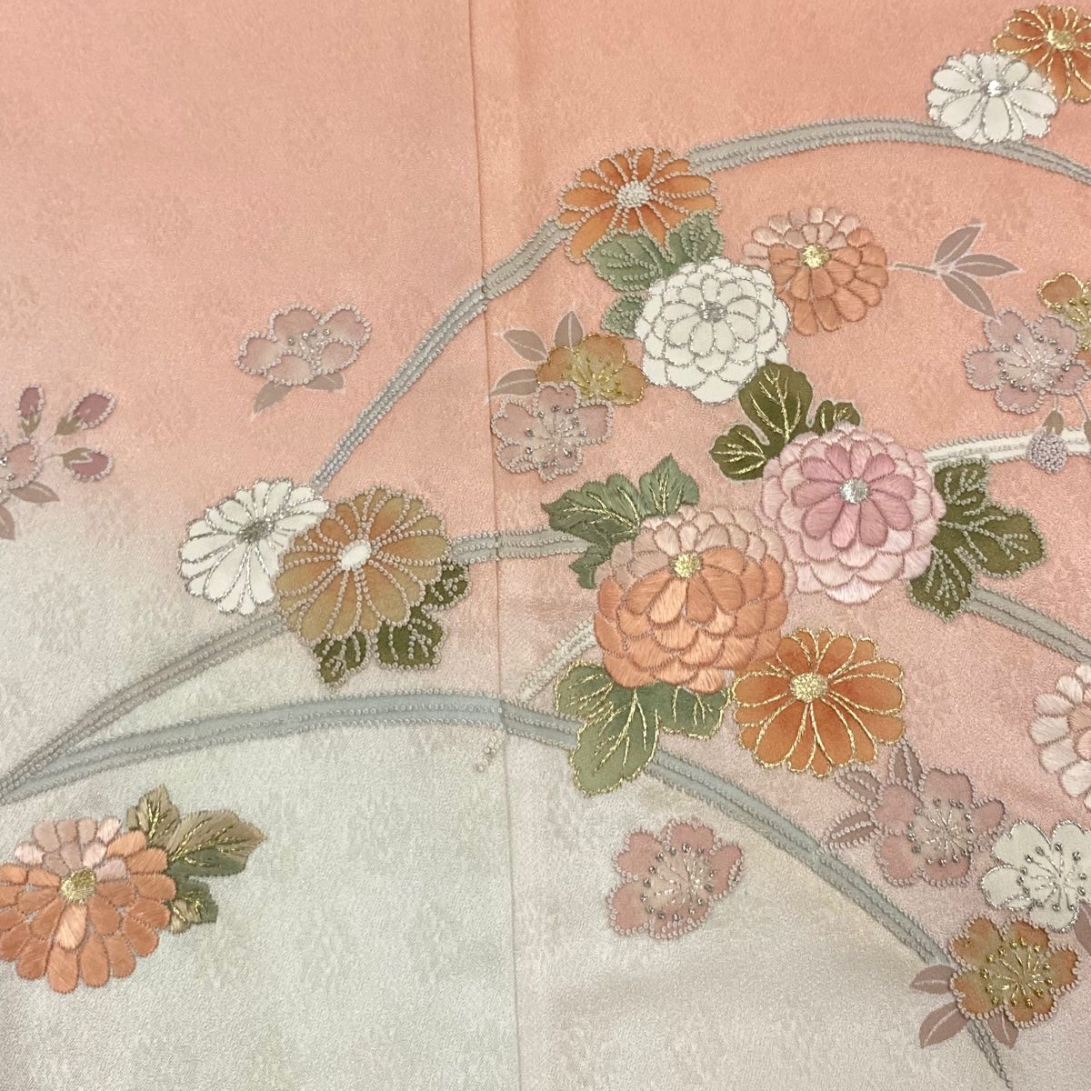 上品な印象の訪問着薄いベージュ さくら・梅・あやめ・藤・菊の刺繍金箔袷伊達襟付 上品な印象の訪問着薄いベージュ さくら・梅・あやめ・藤・菊の刺繍金箔