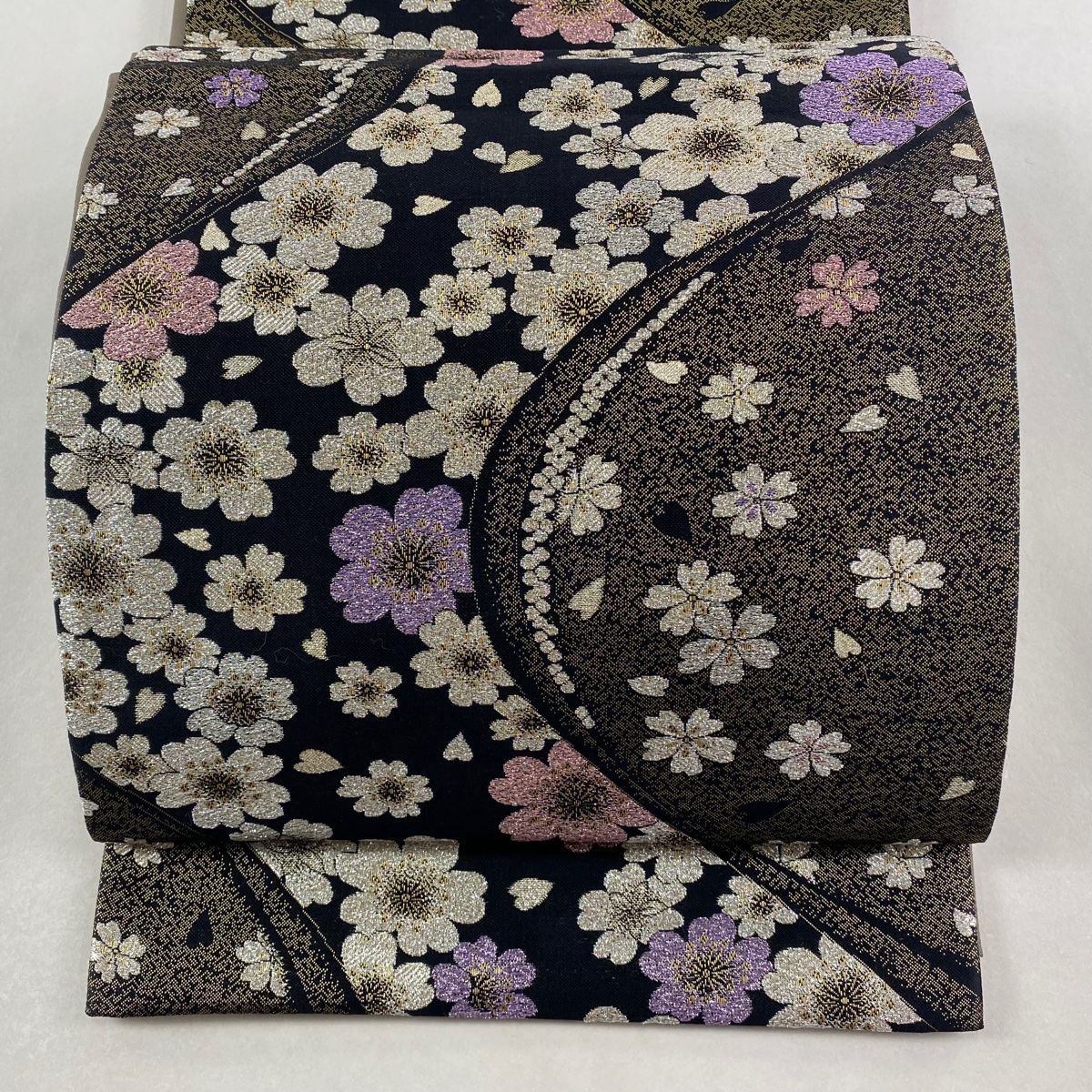 美品】 袋帯 秀品 桜 花びら 金銀糸 箔 黒 六通 正絹 【中古】 - メルカリ