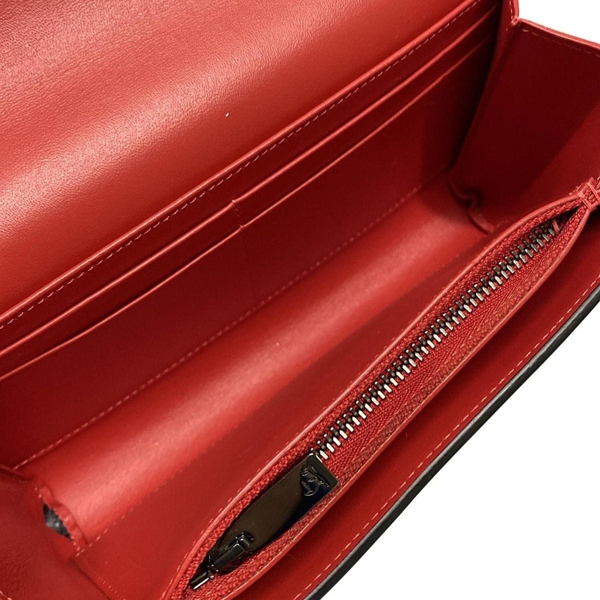 CHRISTIAN LOUBOUTIN(クリスチャンルブタン) 財布 黒 チェーン