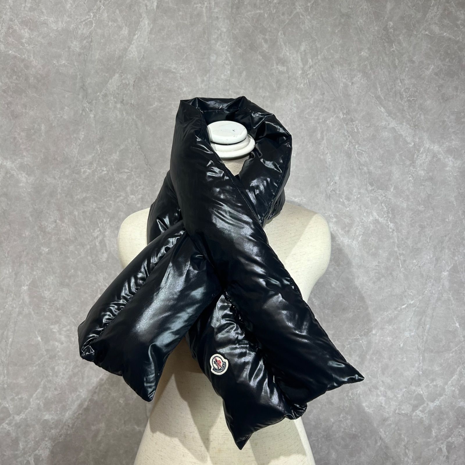 【極美品！！】MONCLER モンクレール ダウン マフラー ブラック ロゴ 極美品】 MONCLER モンクレールダウンマフラーロゴワッペン黒ブラック