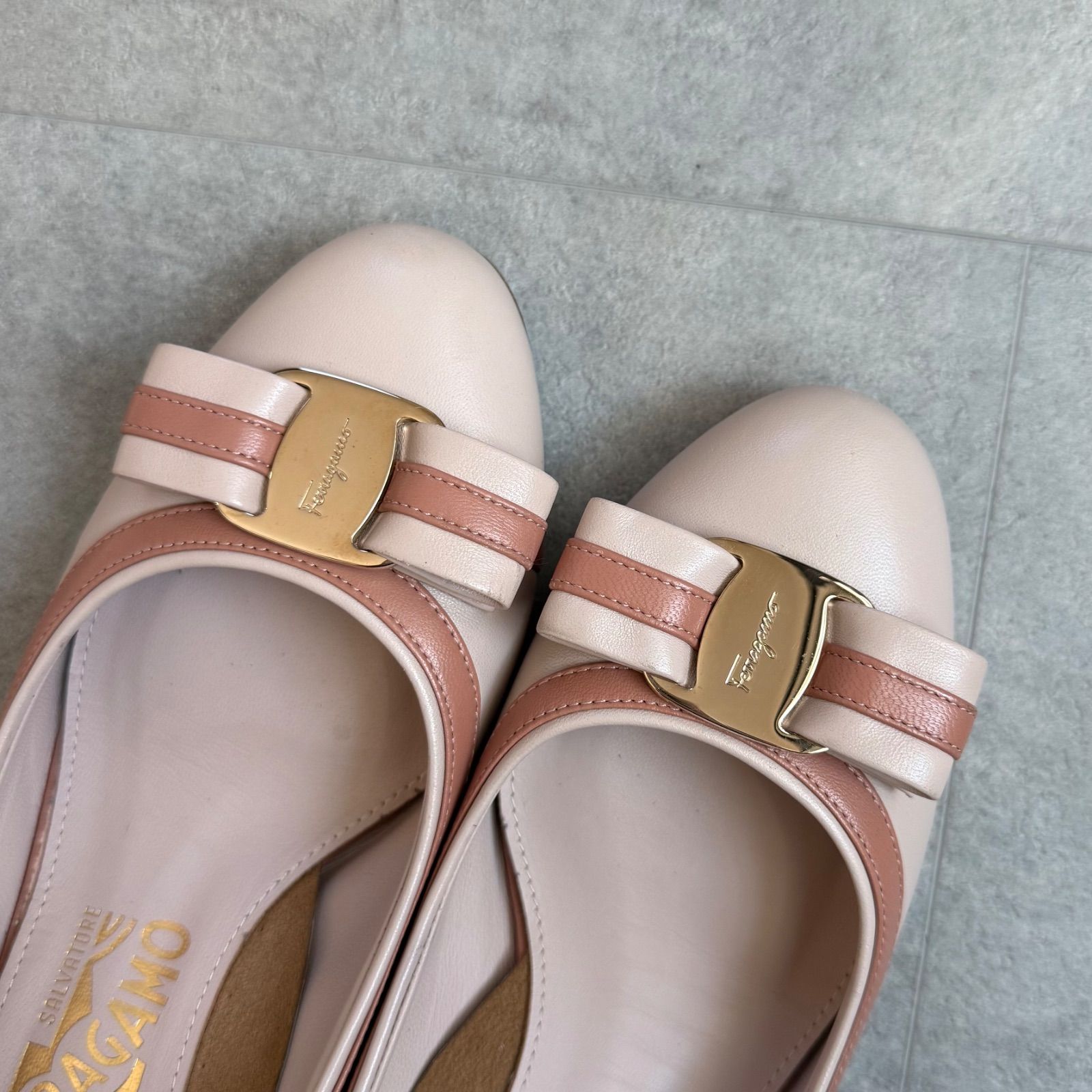 SalvatoreFerragamo サルヴァトーレフェラガモ ヴァラリボン レザー