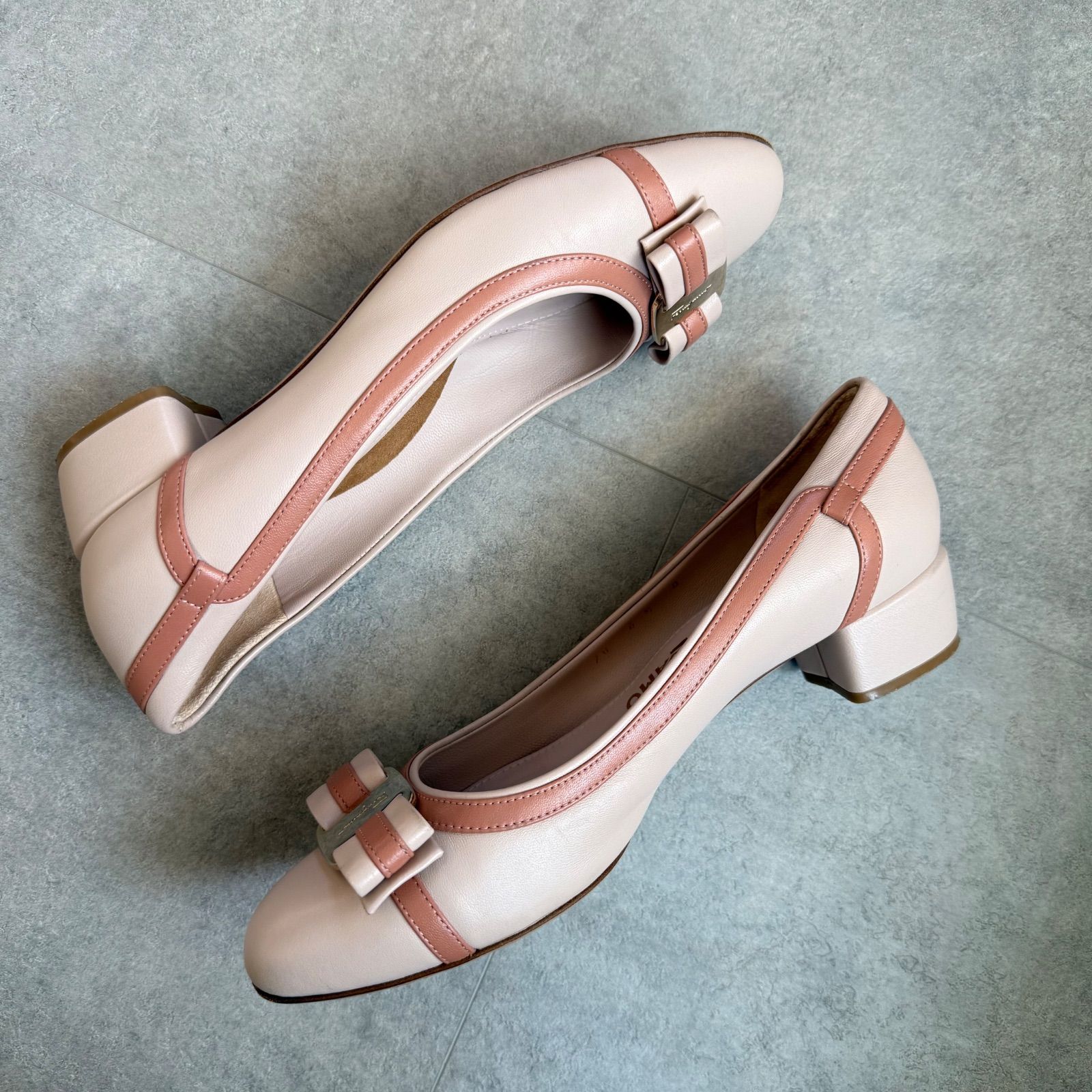 SalvatoreFerragamo サルヴァトーレフェラガモ ヴァラリボン レザー