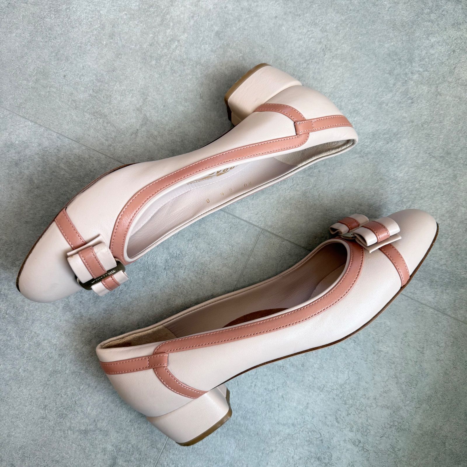 SalvatoreFerragamo サルヴァトーレフェラガモ ヴァラリボン レザー