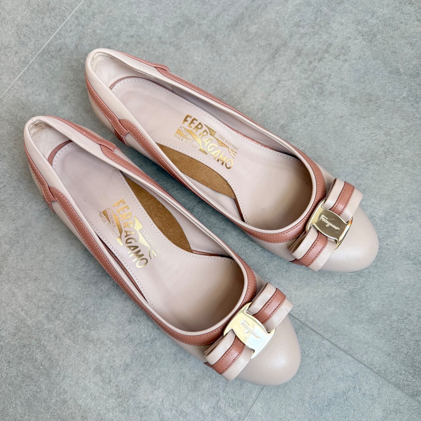 SalvatoreFerragamo サルヴァトーレフェラガモ ヴァラリボン レザー