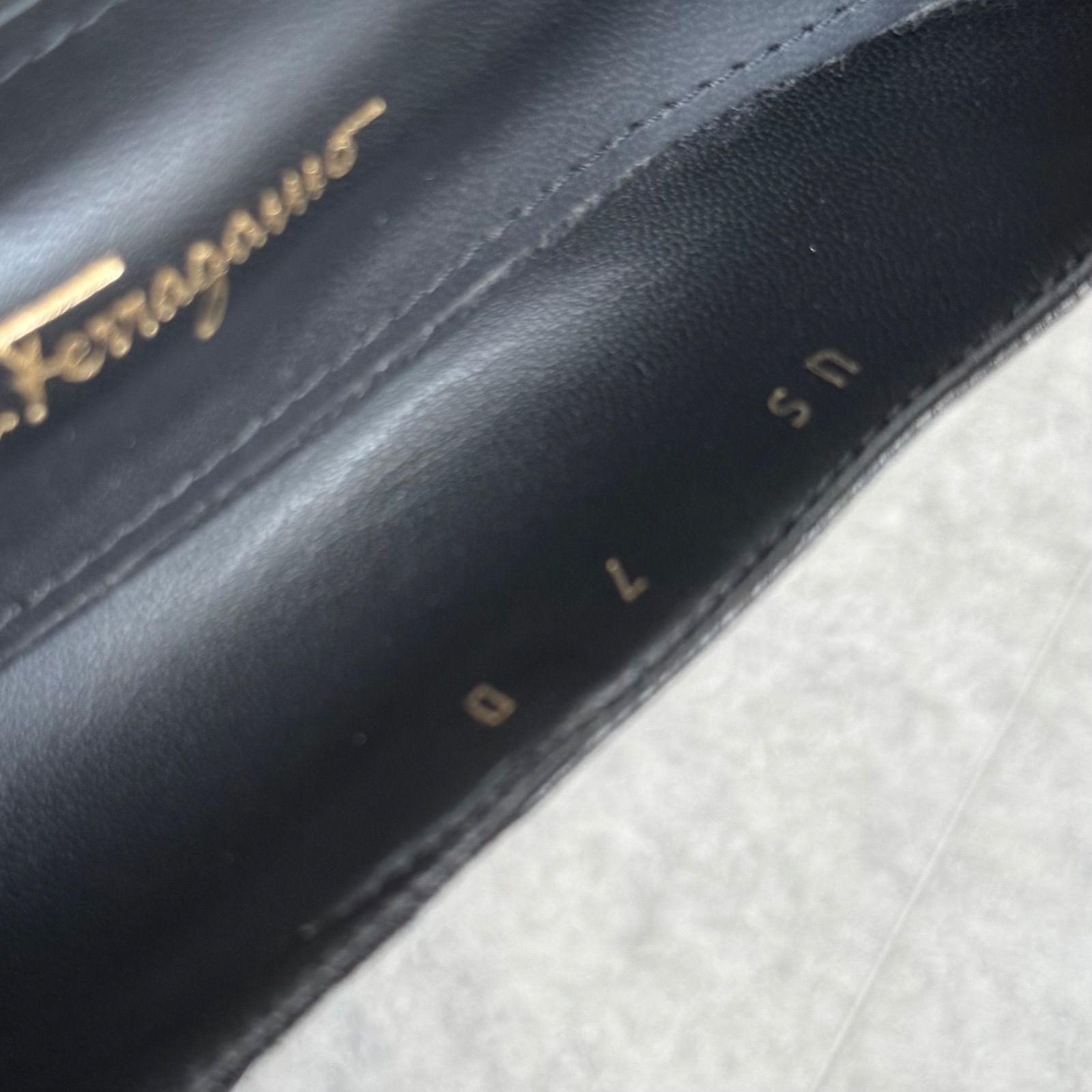 【美品】サルヴァトーレフェラガモ ヴァラリボン ロゴ 金具 レザー パンプス 黒 SalvatoreFerragamo サルヴァトーレフェラガモ ヴァラリボン パンプス