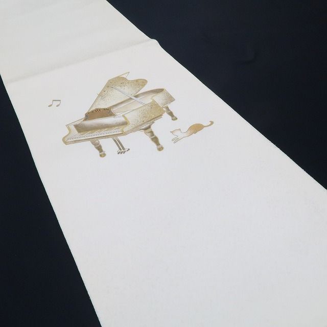 紙吹雪を吹かせるかのようなピアノに寄り添うネコ