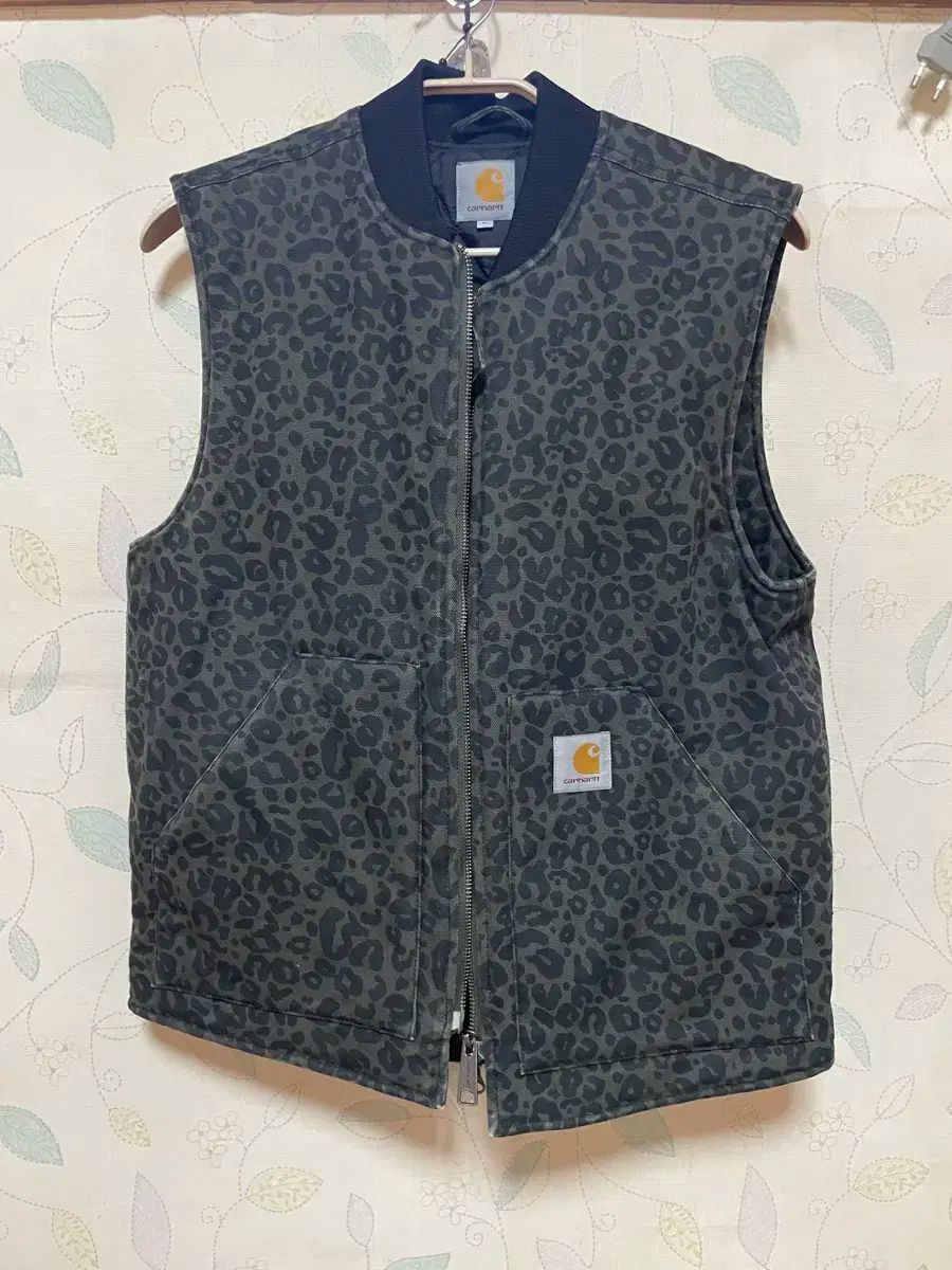 Carhartt カーハート ダウンベスト m レオパード ヒョウ柄 レオパード