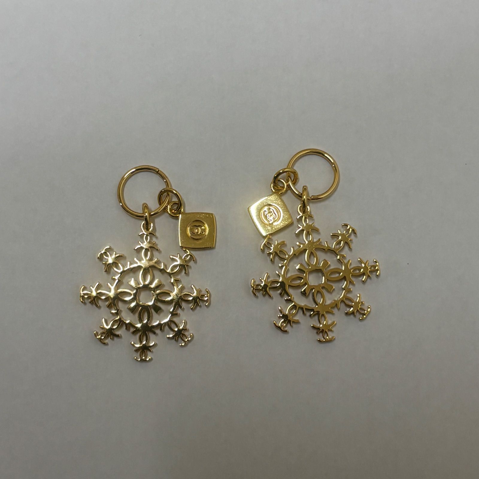 CHANEL シャネル ノベルティ ラコレクションキーホルダー 雪の結晶チャーム CHANEL シャネル ノベルティ ラコレクションキーホルダー 雪の結晶チャーム