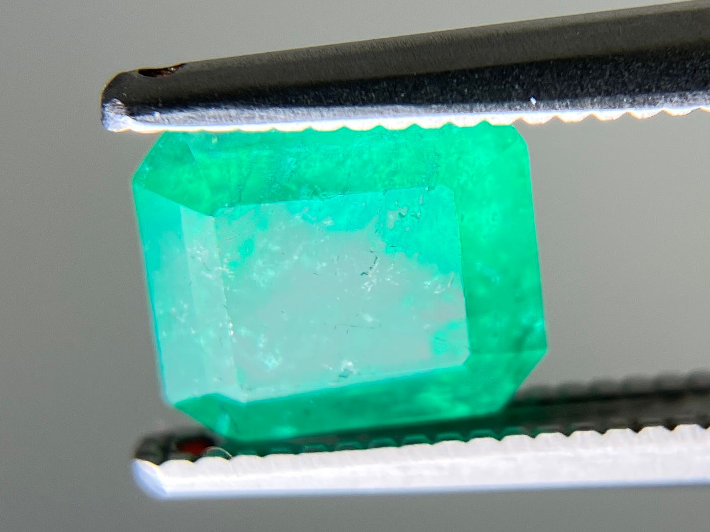 エメラルド 天然 1.263ct 中央宝石ソーティング付き 6.99㎜×6.18