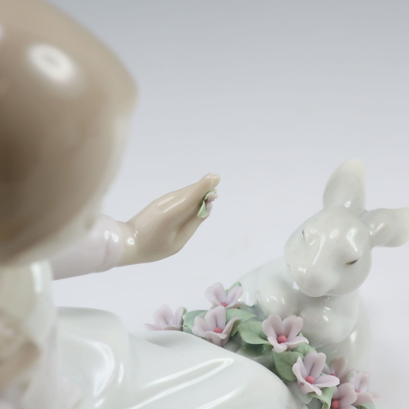 LLADORO リヤドロ うさぎ 置物 LLADRO（リヤドロ） 花飾りの白うさぎ 2 ウサギ 兎 干支 置物 01006098