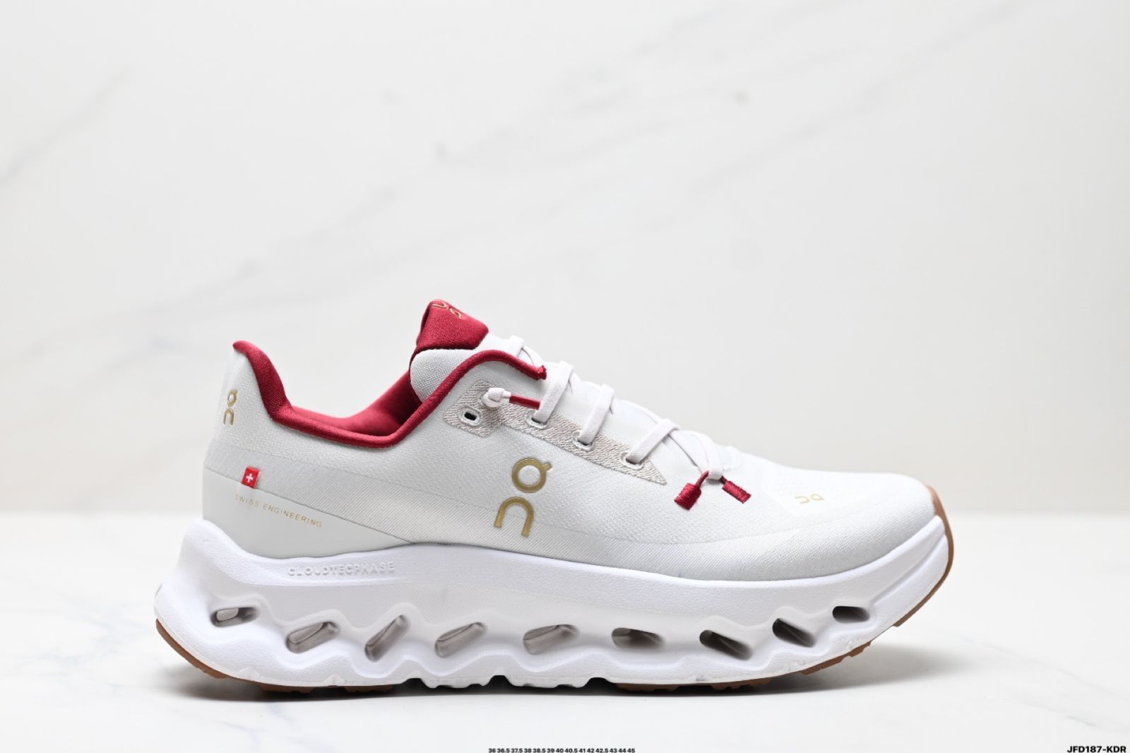 全新未使用On クラウドティルト 蛇年限定 軽量スニーカー - メルカリ