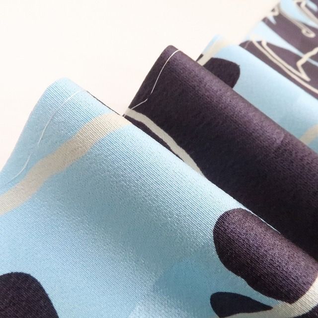 ❁tomihisa❁ 猫 胴抜き仕立て 着物 正絹 仕付け糸付 雰囲気の違う二つの愛らしいシルエットに市松 小紋 4293