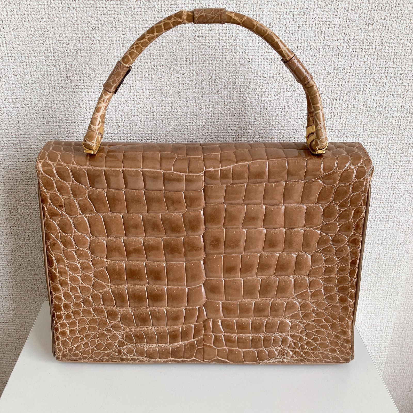 ベージュ クロコダイル風 ハンドバッグ クロコダイル風ハンドバッグ ベージュ エナメル加工 専用の鏡付き