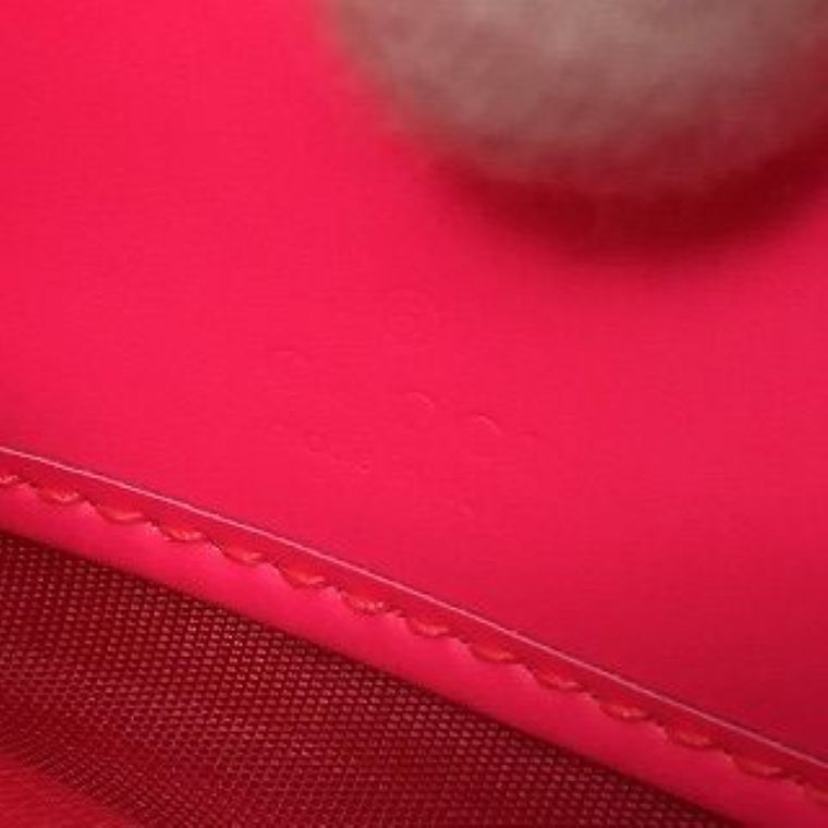 送料込み！ 極美品 GUCCI ジップウォレット ラバーエフェクト 箱付き