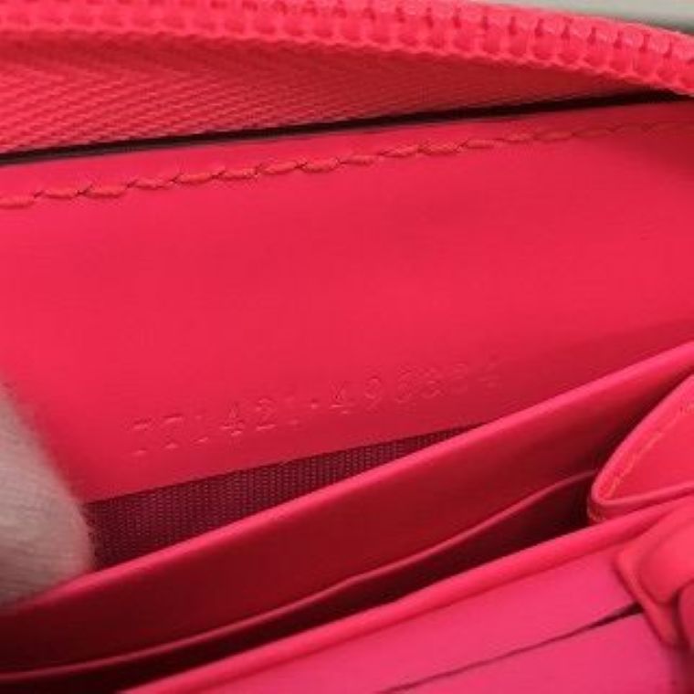 送料込み！ 極美品 GUCCI ジップウォレット ラバーエフェクト 箱付き
