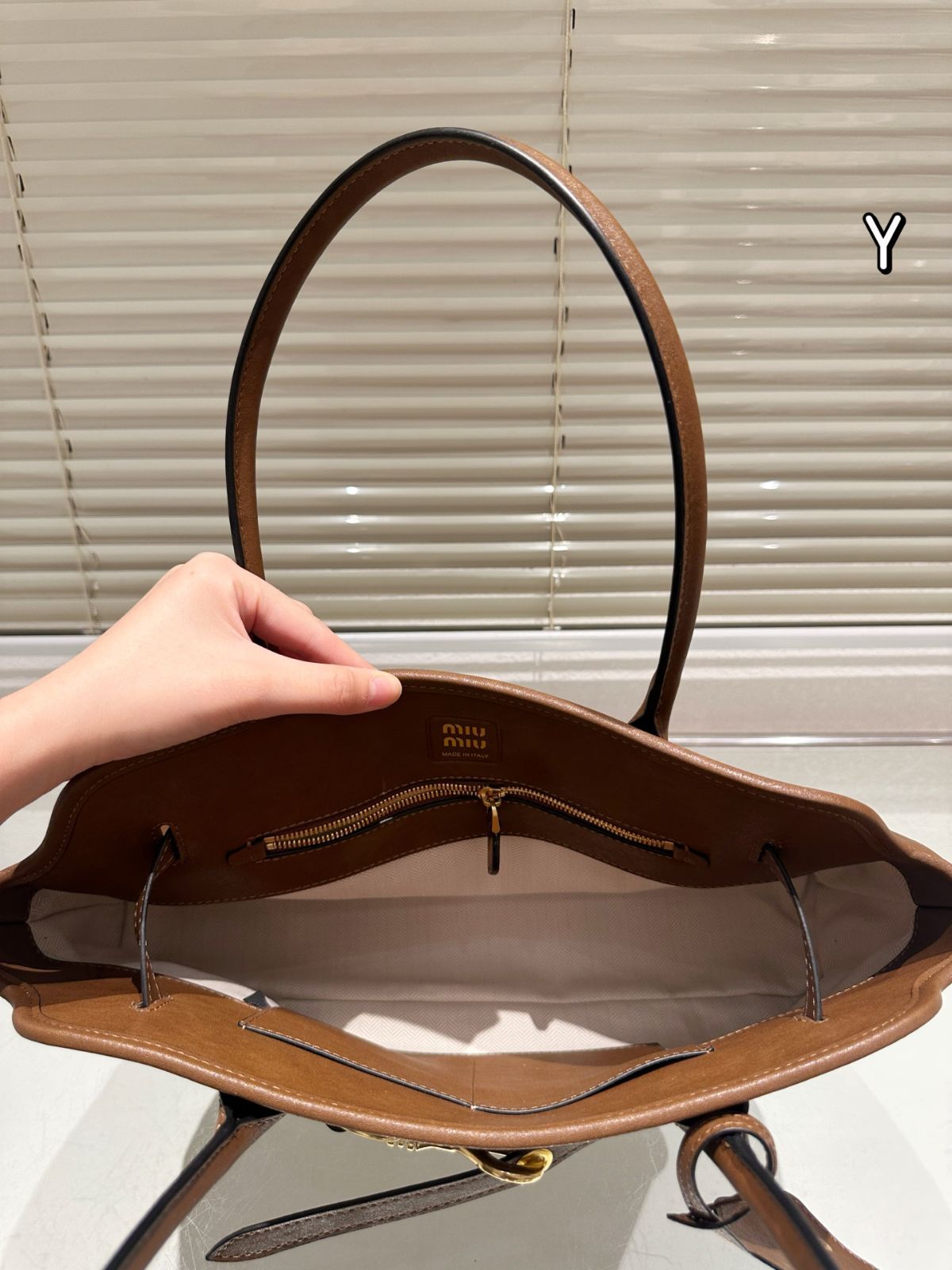 新品 miu miu ブラウンレザー ハンドバッグA4対応 - メルカリ