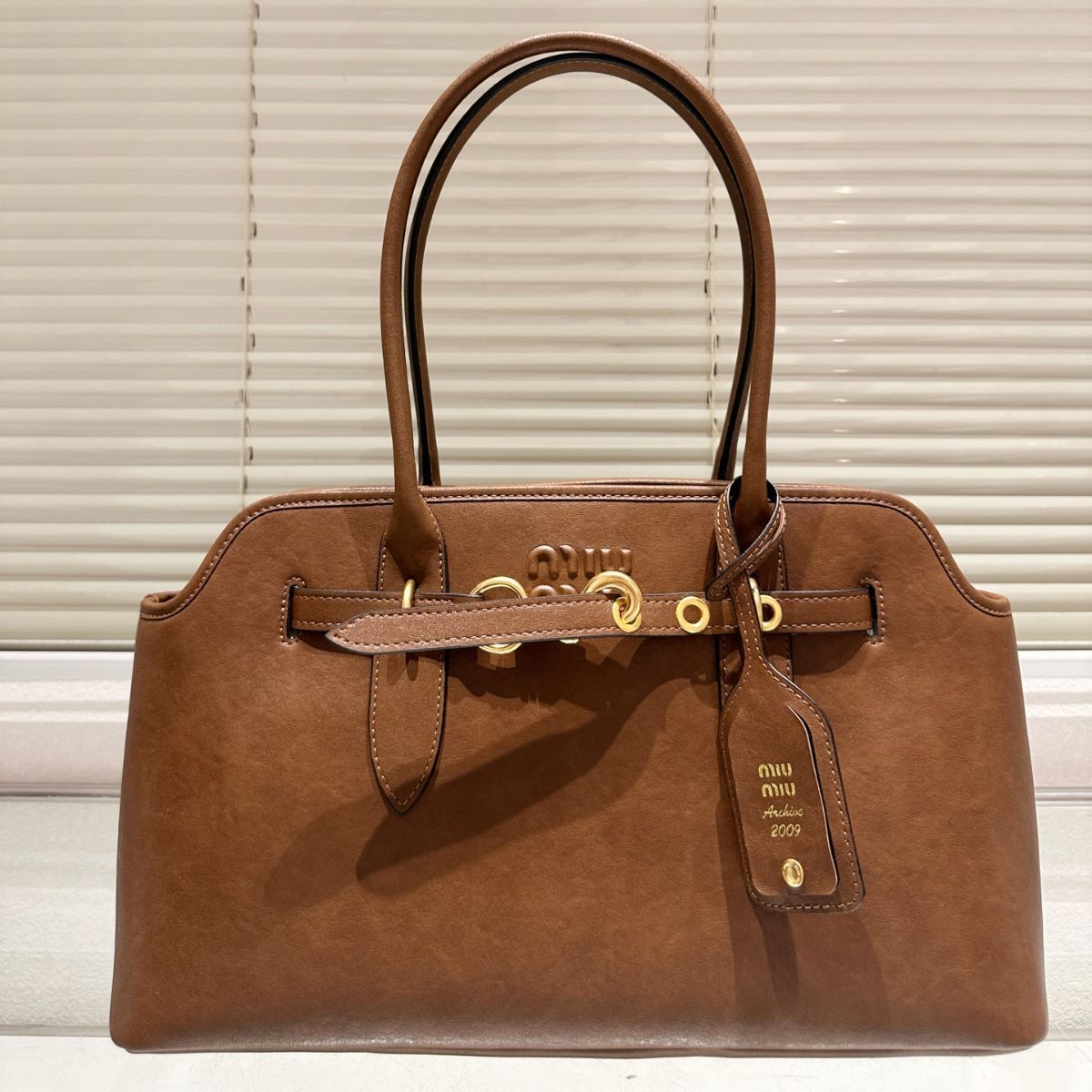 MIU MIU ブラウン ハンドバッグ 新品 miu miu ブラウンレザー ハンドバッグA4対応 - メルカリ