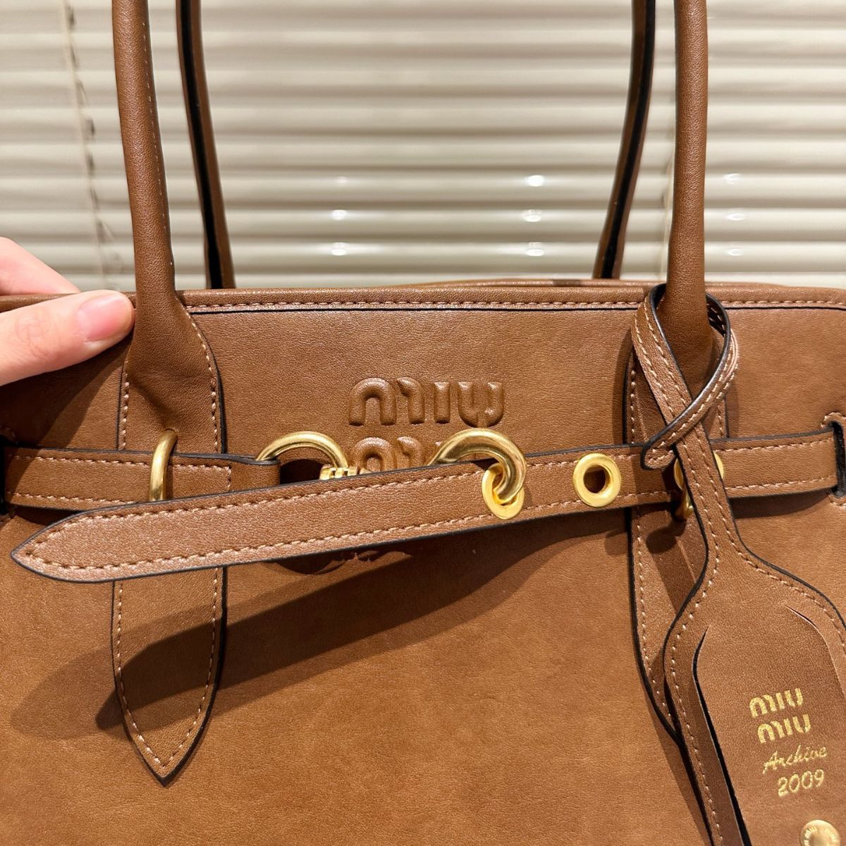 新品 miu miu ブラウンレザー ハンドバッグA4対応 - メルカリ