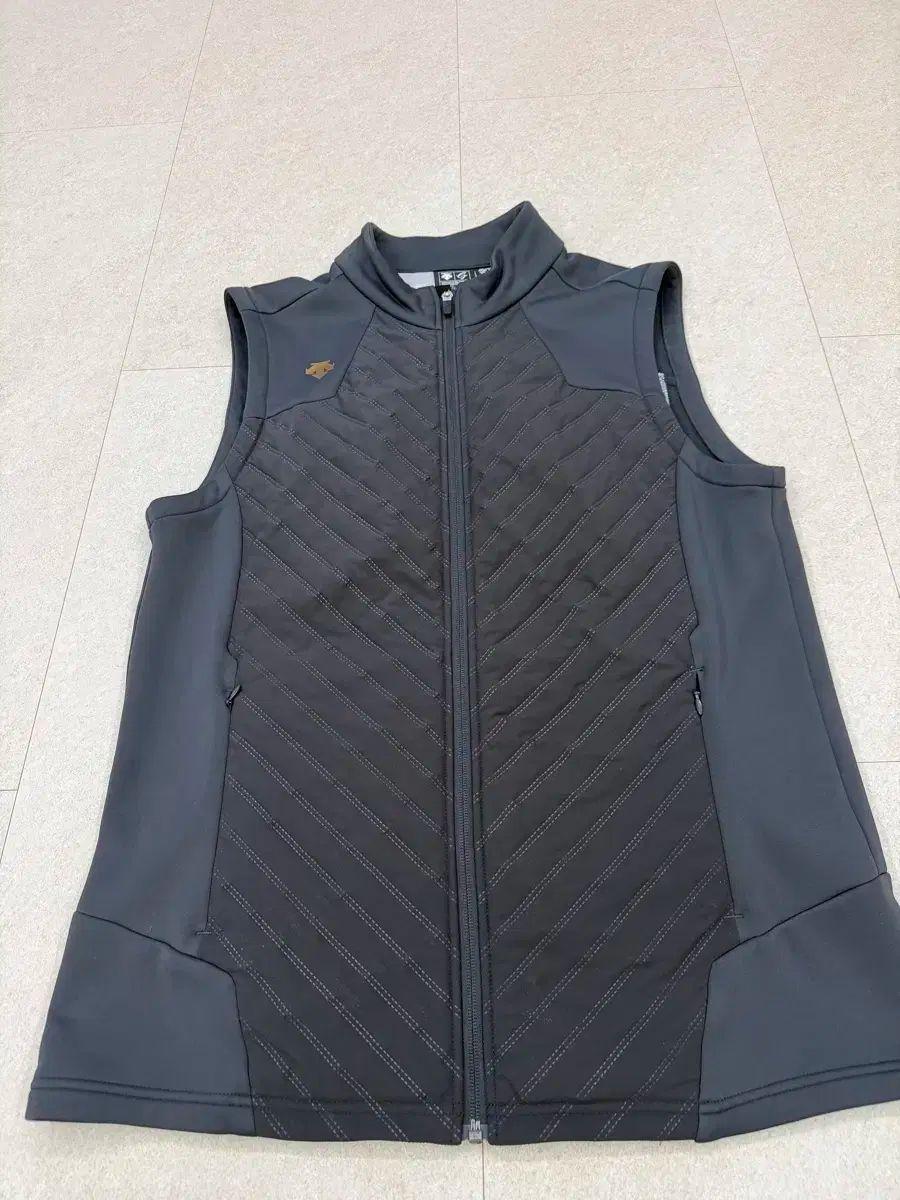 デサント ダウン ベスト (110 サイズ) ほぼ新品