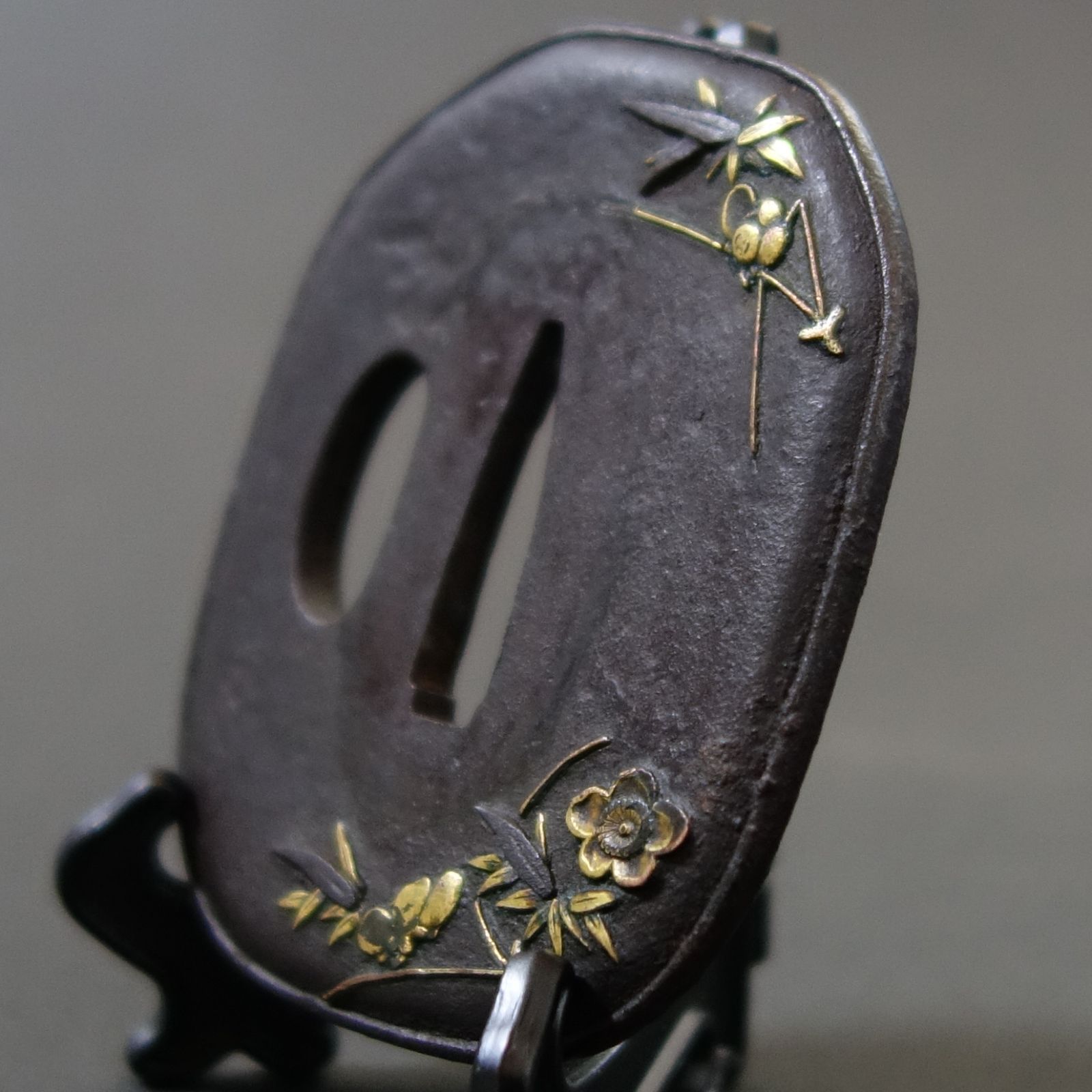 鍔 【 鉄地 松葉梅笹文象嵌鍔 】 日本刀 刀装具 鐔 骨董 古美術