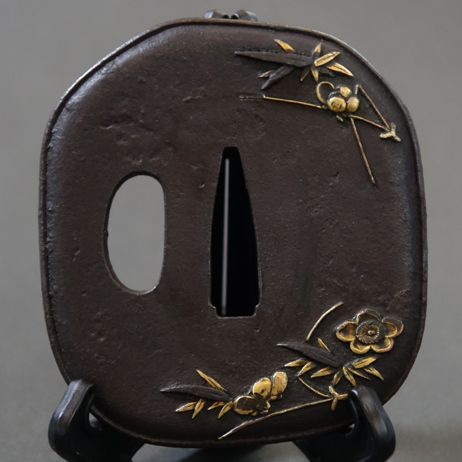 日本刀　鍔　時代物　刀装具　象嵌入り　古美術 鍔 無銘 古美濃 菊牡丹図鍔 (TU-021124)｜刀・日本刀の販売なら日本刀