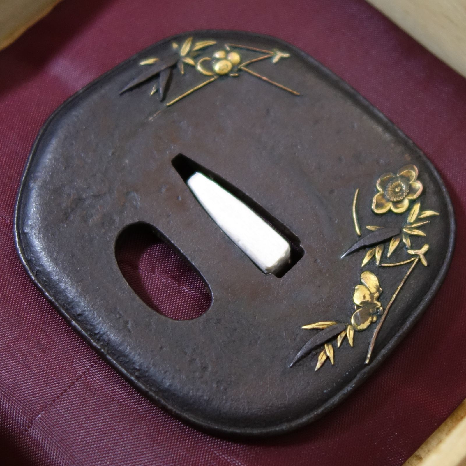 鍔 【 鉄地 松葉梅笹文象嵌鍔 】 日本刀 刀装具 鐔 骨董 古美術