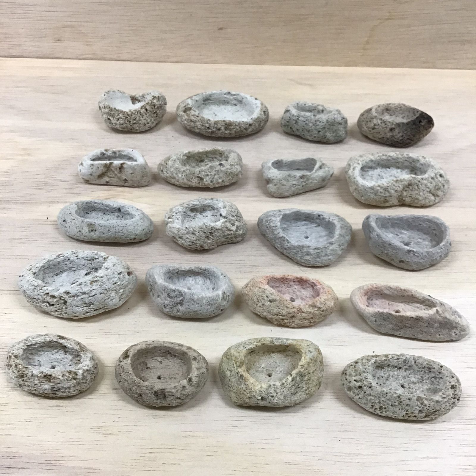 希少種‼️タイ産 本ナロー 塊石付き　メルカリ便 那智黒石 C パワーストーン 天然石 水晶 力石 骨董品 八咫烏 黒曜石