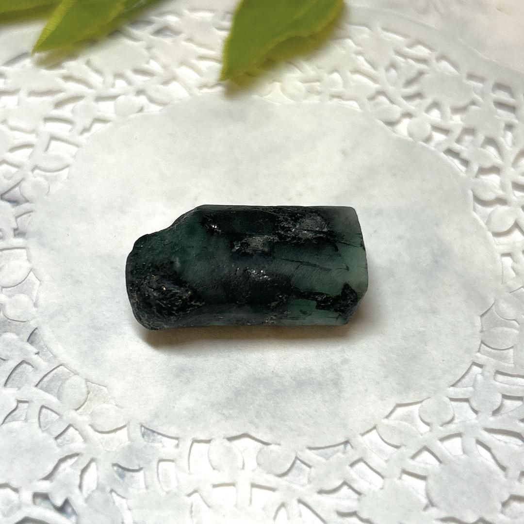 E16686】エメラルド 緑柱石 天然石 鉱物 パワーストーン 原石 研磨