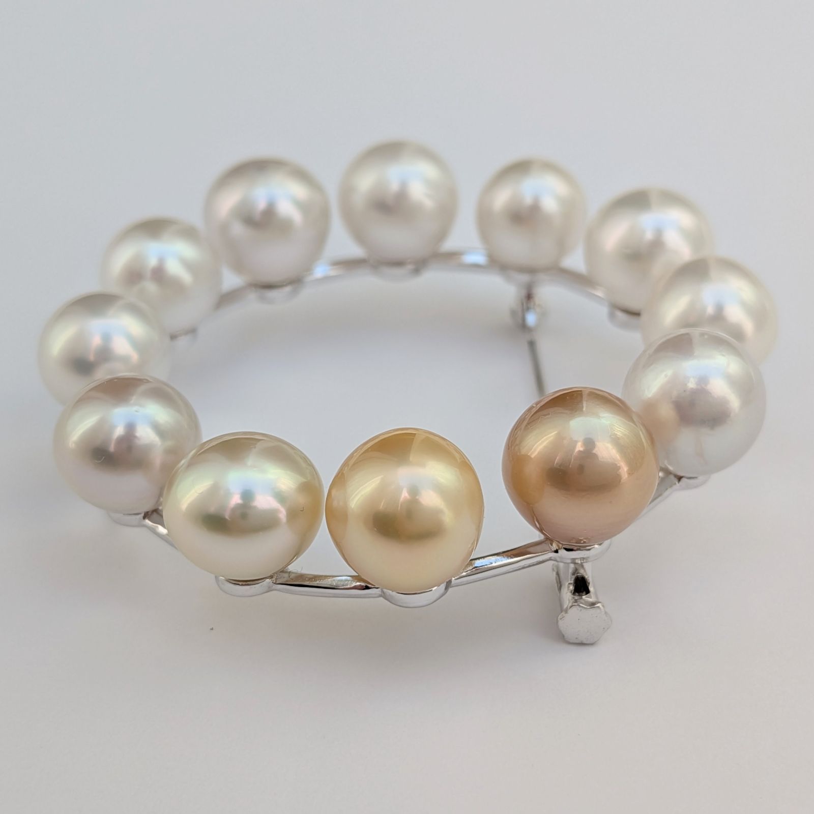 新品　真珠ブローチ　南洋白蝶真珠　黒蝶真珠　マルチカラー　コサージュ 楽天市場】SVマルチカラー南洋真珠ブローチ ギフト プレゼント : 三重