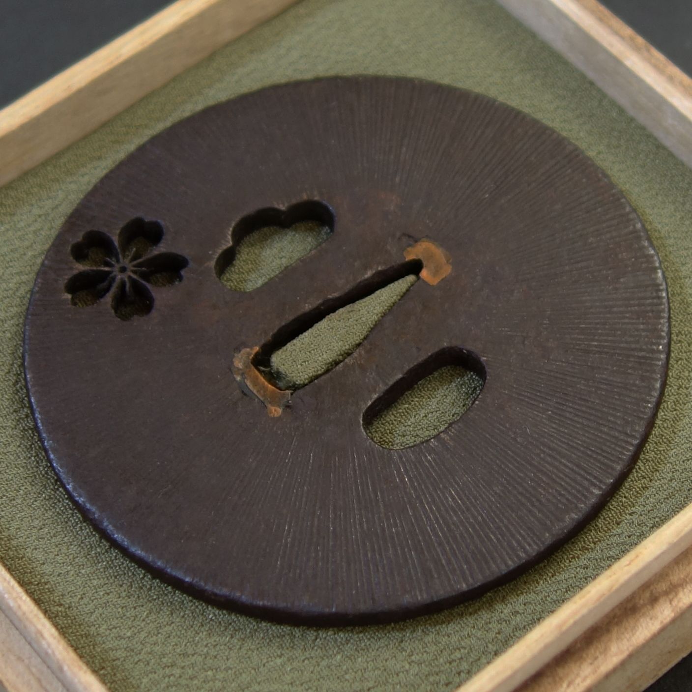 鍔 鐔 鉄地 象嵌 刀装具 桜 月 鍔 鐔 鉄地 象嵌 刀装具 桜 月 日本刀装具 刀鍔 鉄地 流水桜図 透かし