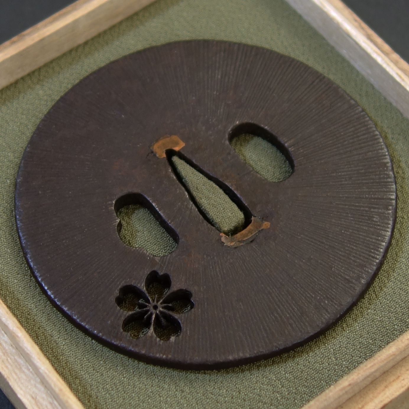 刀の鍔、鍔、鐔、刀、刀装具、武具、骨董品、アンティーク、古美術 鍔 鉄鍔 鳳凰図 刀装具 刀鍔 透かし 日本刀 武具 アンティーク 骨董品