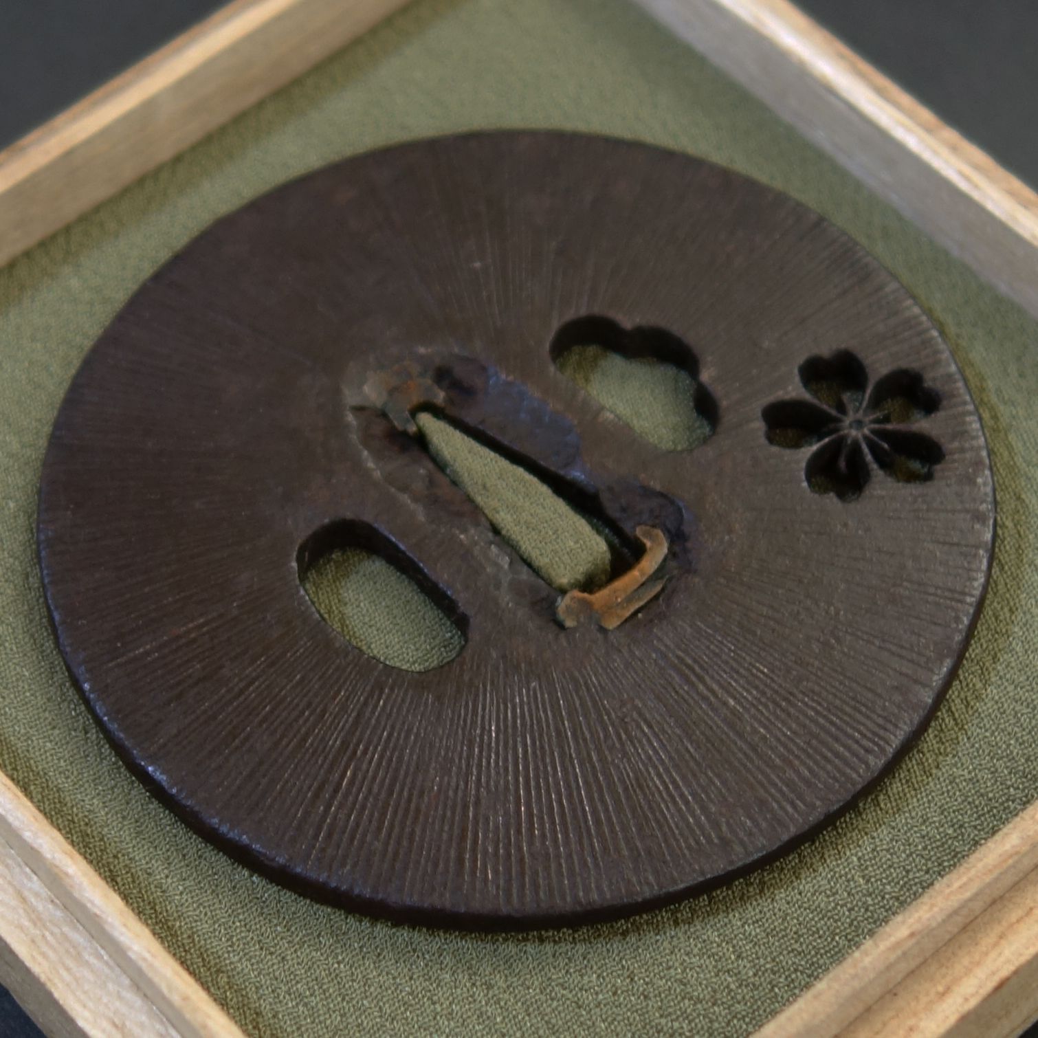 無銘 鉄地阿弥陀鑢桜梅透かし鐔 鍔 拵 日本刀 刀装具 骨董 古美術 江戸時代 鍔 【 鉄地 阿弥陀鑢桜花小透鍔 】 日本刀 刀装具 鐔 骨董 古美術