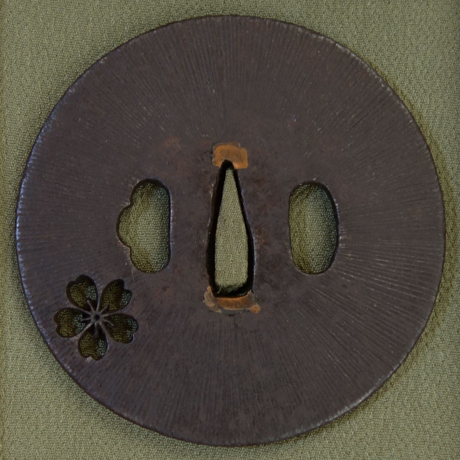 鍔 【 鉄地 阿弥陀鑢桜花小透鍔 】 日本刀 刀装具 鐔 骨董 古美術