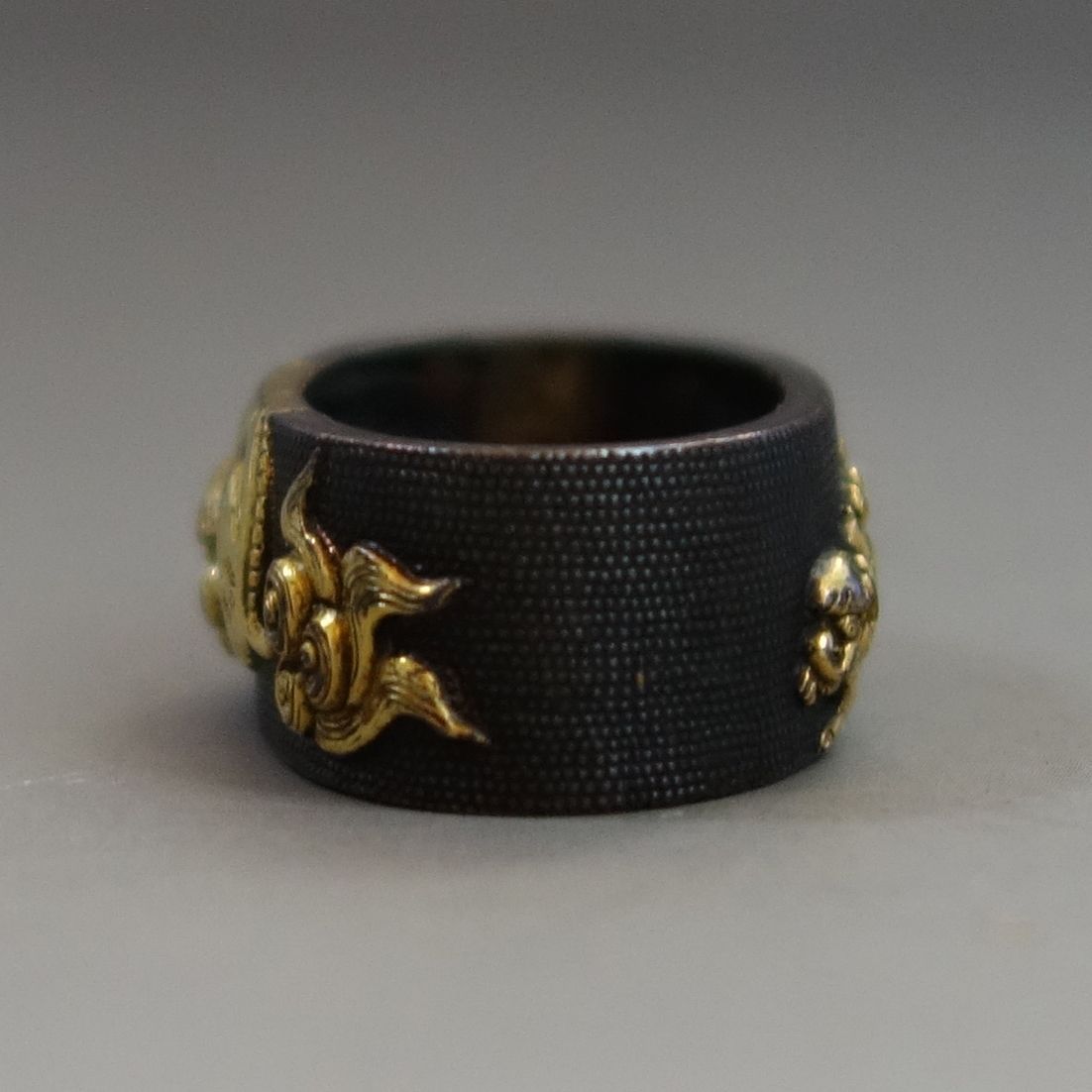 縁頭 【 赤銅魚々子地 獅子図縁頭 】(箱付き) 日本刀 刀装具 鐔 鍔