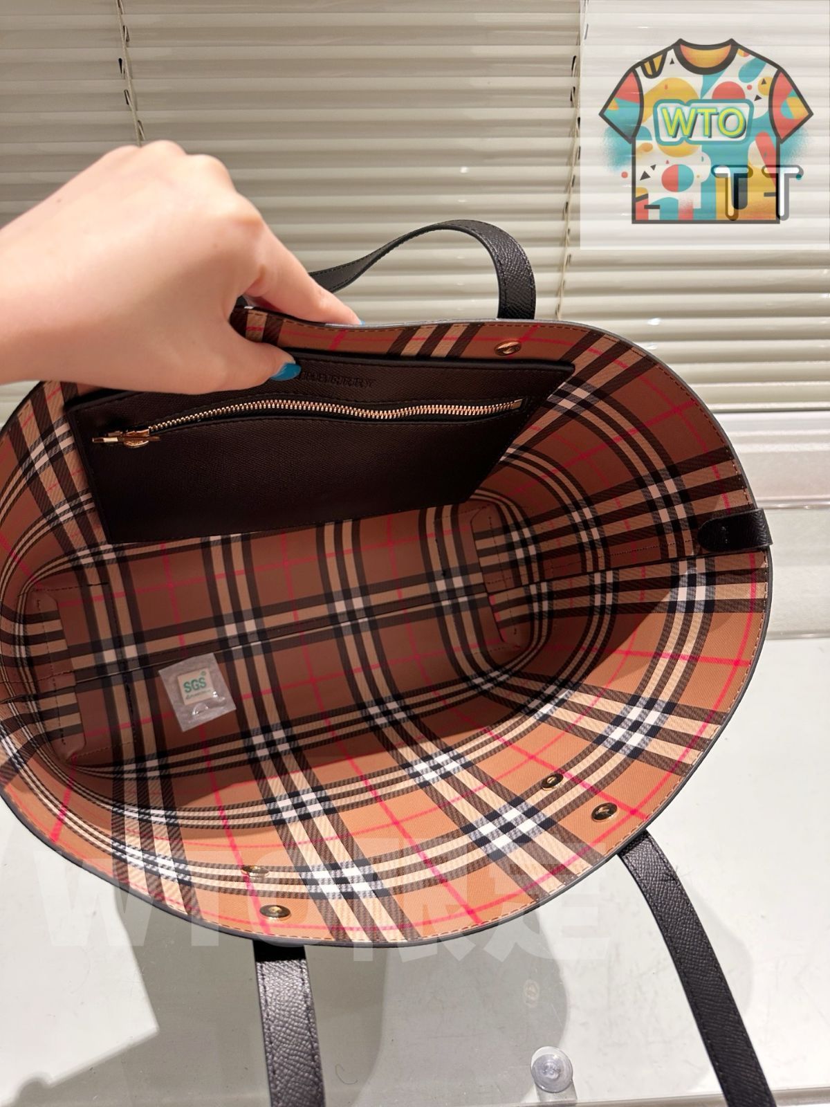 今日特価】Burberry エンボスバッジ レザートートバッグ 35×29×12cm