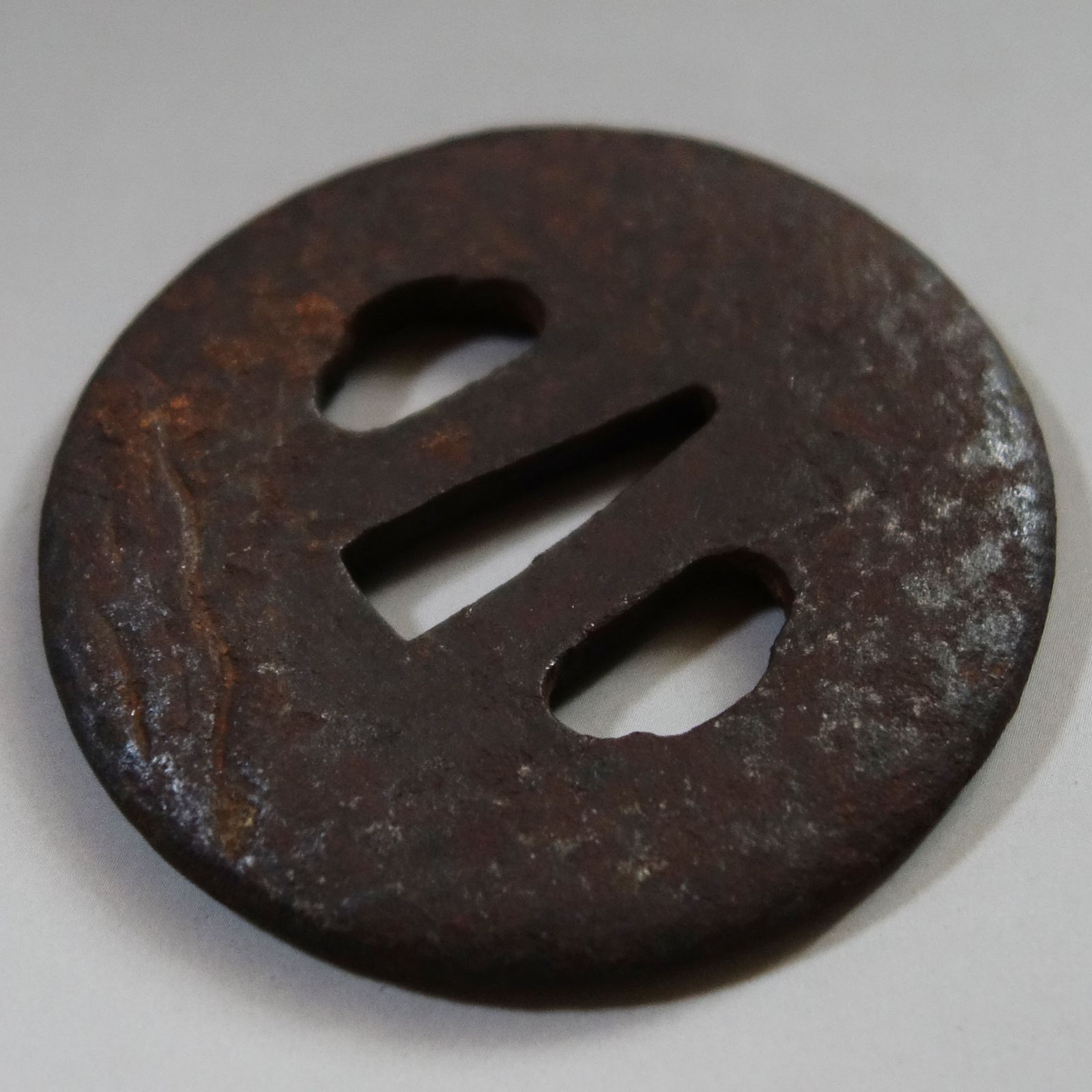 鍔 【 在銘 鉄地 荒波図鍔 】 日本刀 刀装具 鐔 骨董 古美術