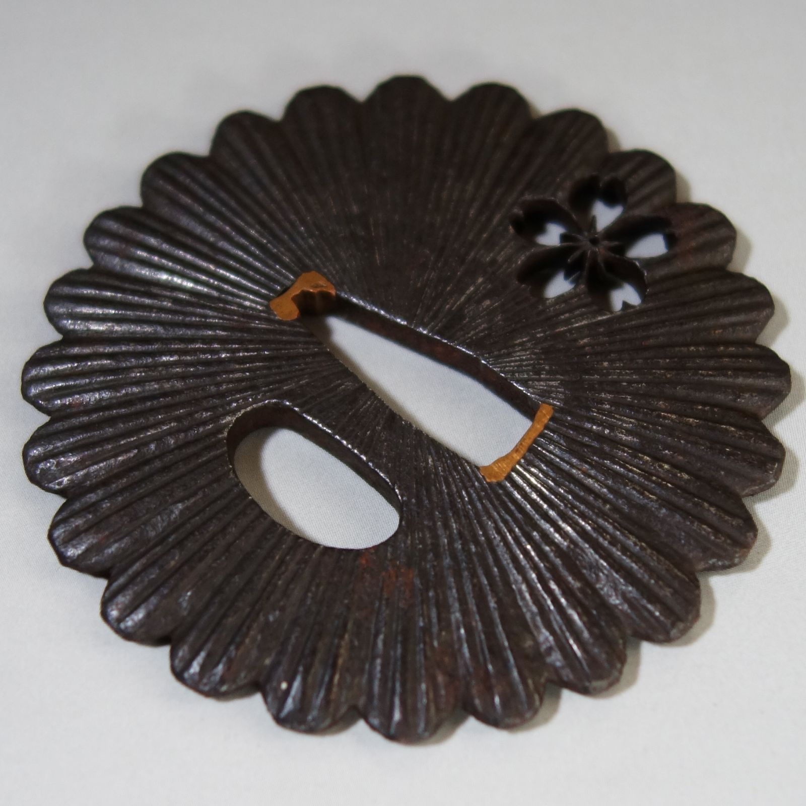 鍔 【 鉄地 甲冑師 菊花形阿弥陀鑢山桜紋小透鍔 】 日本刀 刀装具 鐔