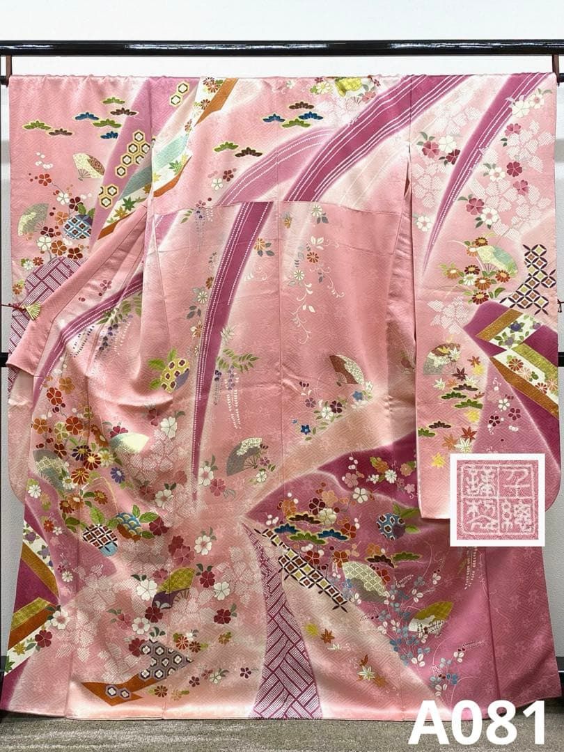 千總謹製 落款入 刺繍 金駒 金彩 紋意匠 正絹 パールトーン加工済 A081