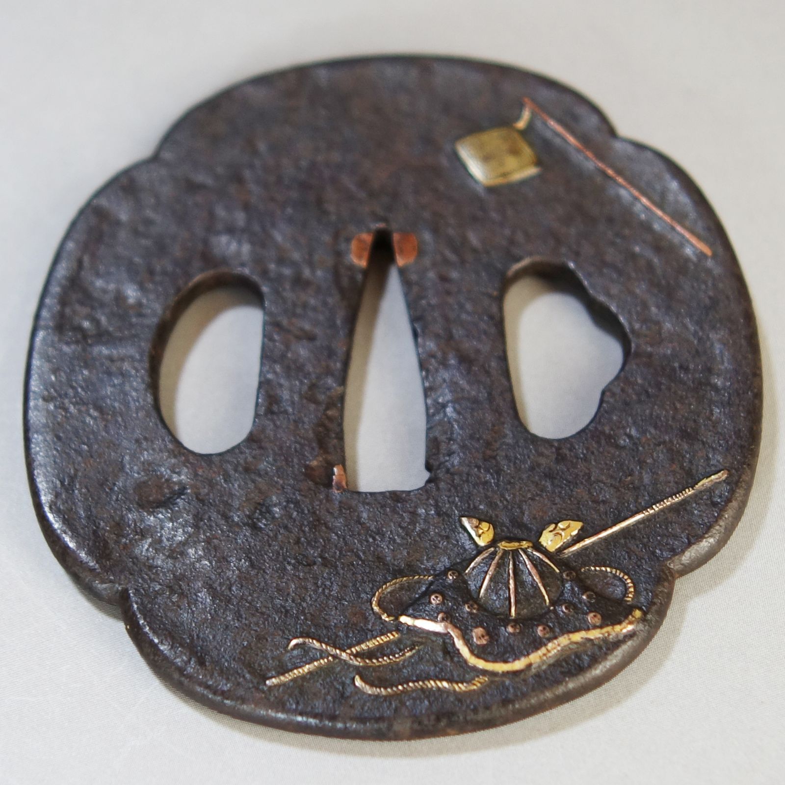 鉄鍔 象嵌 鍔 【 鉄地 象嵌 合戦道具図鍔 】 日本刀 刀装具 鐔 骨董 古美術