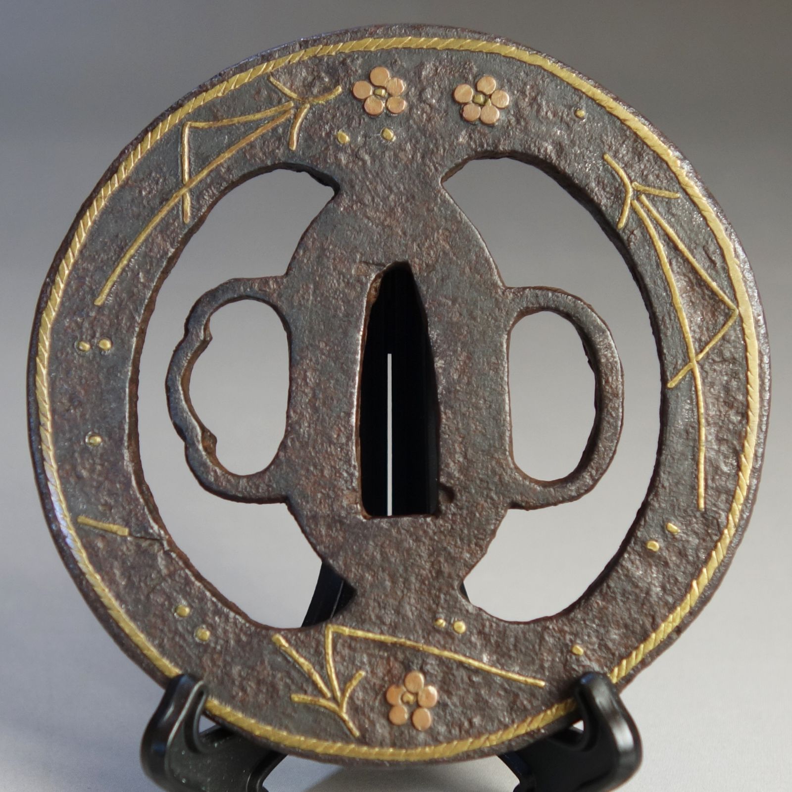 鍔 【 鉄地 平安城象嵌 松葉梅花紋鍔 】(鍔箱付き) 日本刀 刀装具 鐔