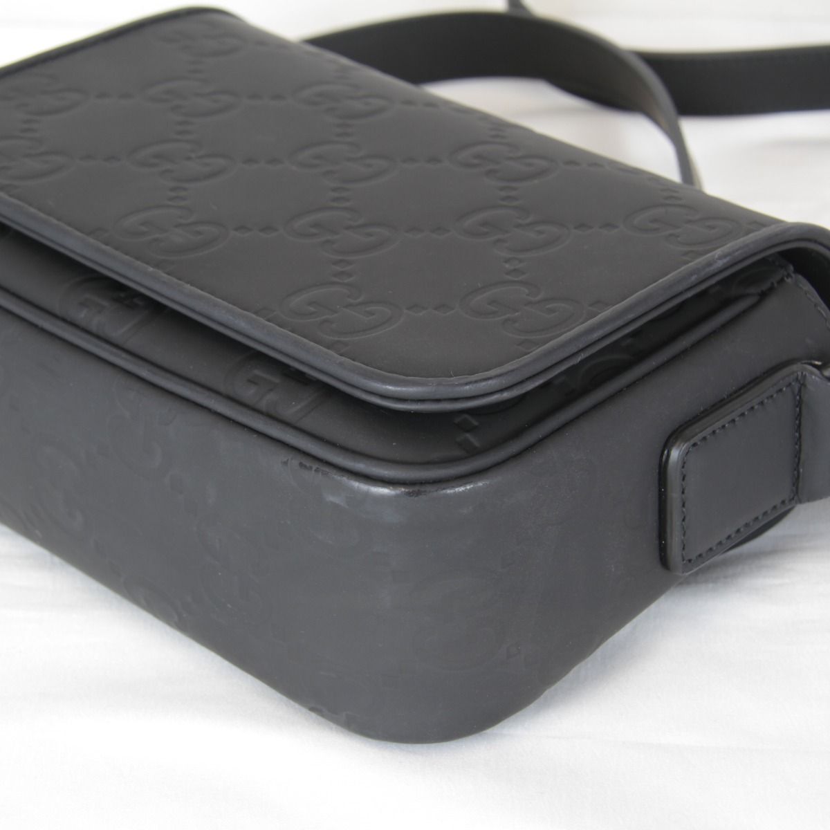 GUCCI ショルダーバッグ GGラバーエフェクト レザー メッセンジャー 黒 グッチ(GUCCI)グッチ GG ラバーエフェクト スーパーミニバッグ