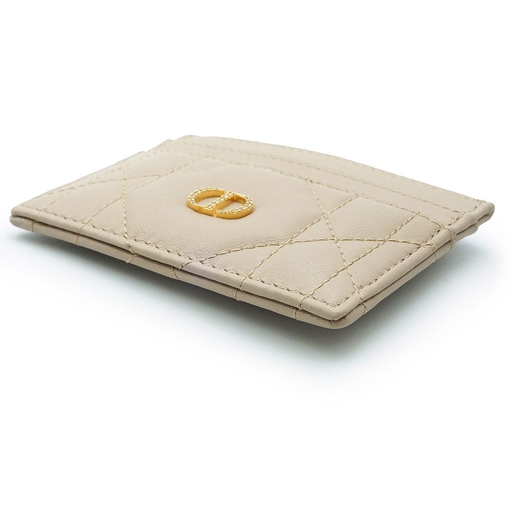（新品・未使用品）クリスチャンディオール Christian Dior カロ Caro Freesia クリスタル カードホルダー カードケース 名刺入れ 定期入れ パスケース マクロカナージュ ラムスキン レザー パウダーベージュ ゴールド金具 S4205UHNN 箱付 クリスチャンディオール Caro Freesia クリスタル カードホルダー