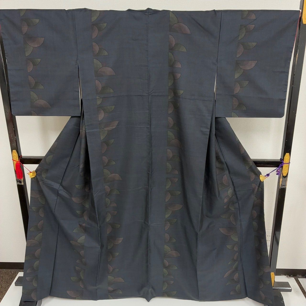 本場大島紬 泥藍染 カタス式 裄68 素敵な絣柄 正絹 着物 MK-1304