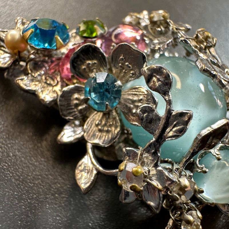 Max Mara 2025新作、定番Mロゴをフローラルディテール ブローチ Max