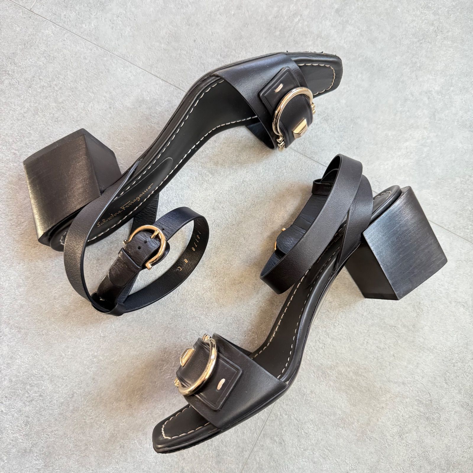 SalvatoreFerragamo サルヴァトーレフェラガモ アンクルストラップ